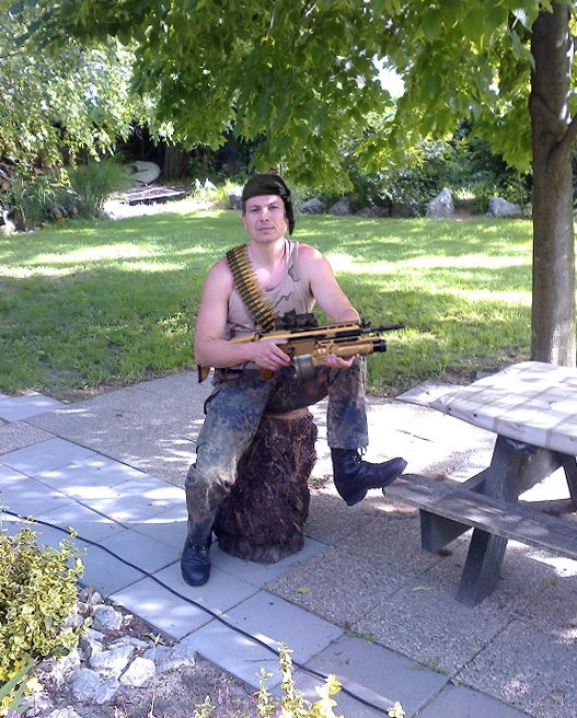 www.postaimre.net/kepek/Imre-geppisztollyal.jpg